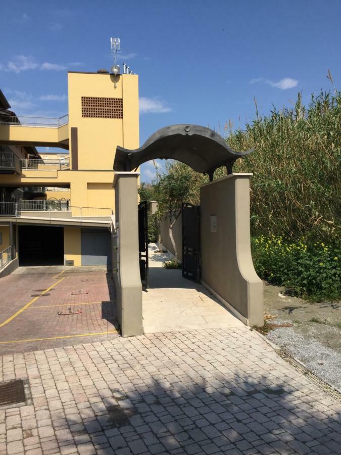 Appartamento Casa MYCONIS 68Mq a due passi dal Mare di San Vincenzo Esterno foto